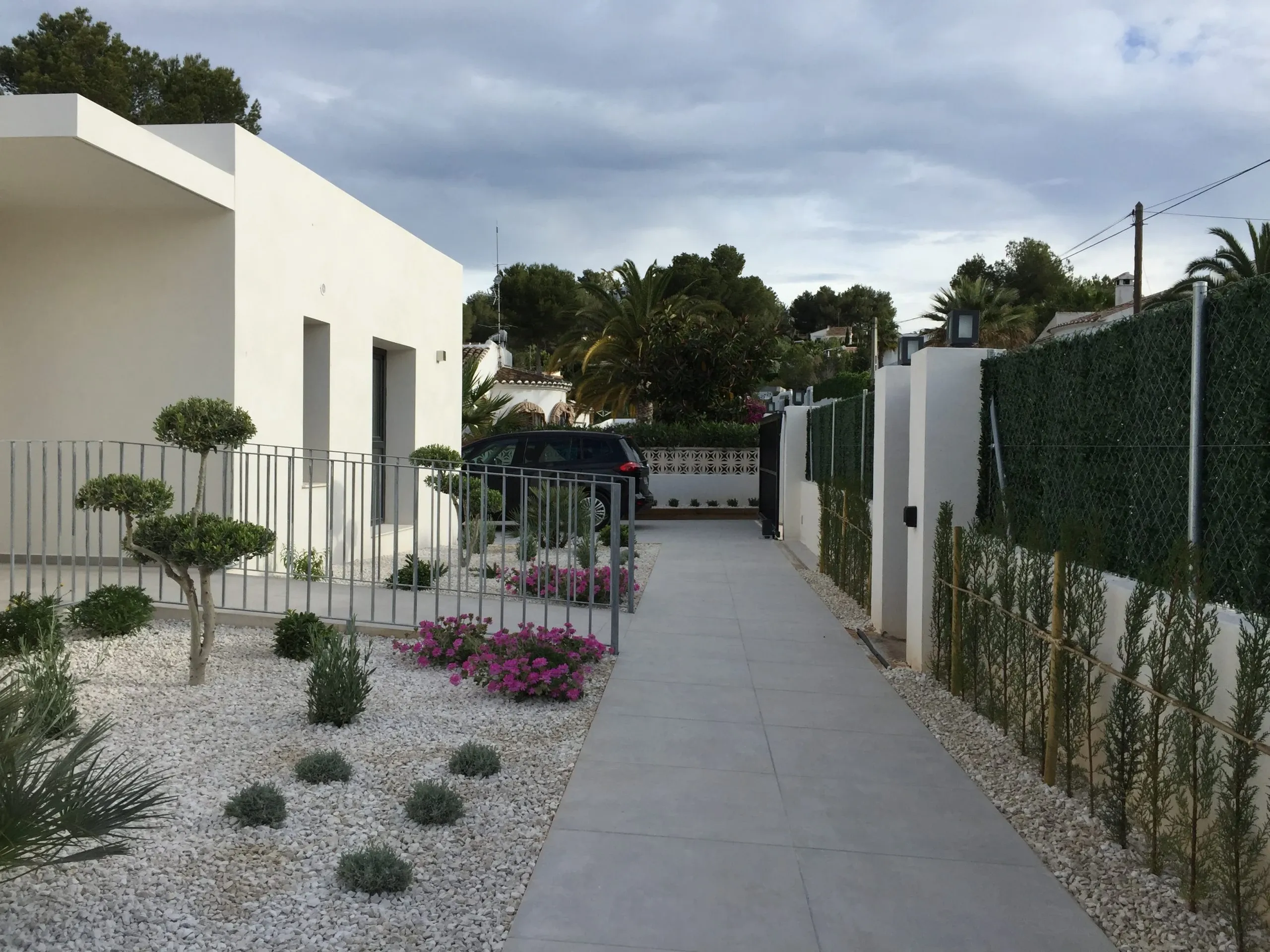 Smooth, level garden paths between the lawns